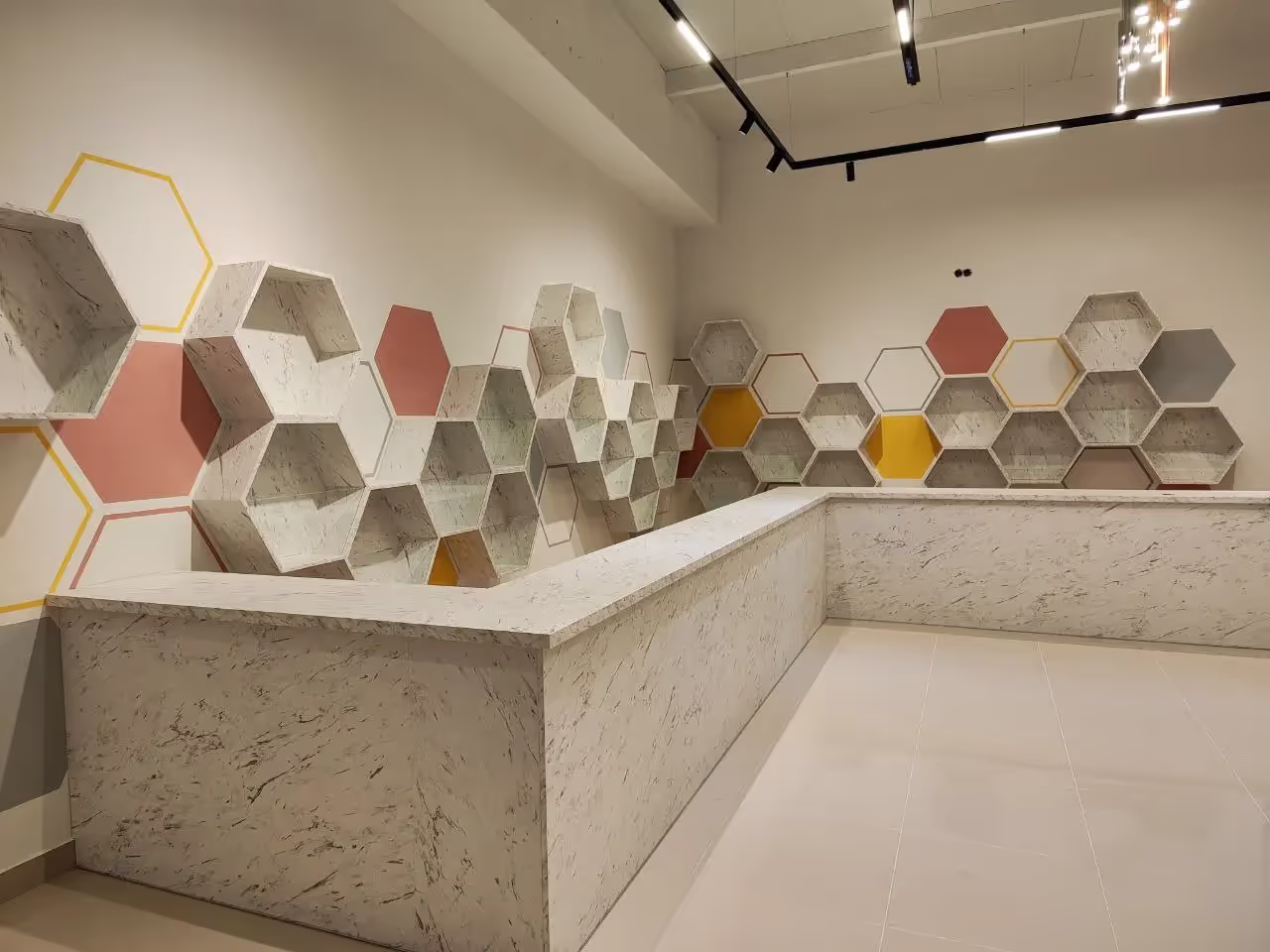 Mobilier comercial cu design personalizat