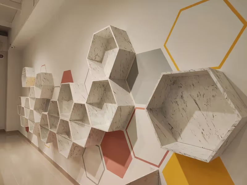 Mobilier comercial cu design personalizat